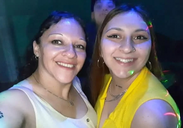 Valeria Mercau junto a su hija Laura Oviedo